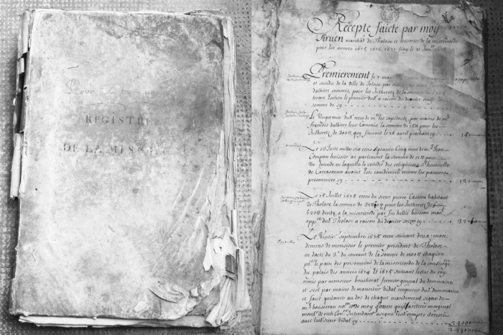 A gauche Photo noir et blanc du registre des délibérations de la Miséricorde, 1675. A droite photo noir et blanc du registre des recettes